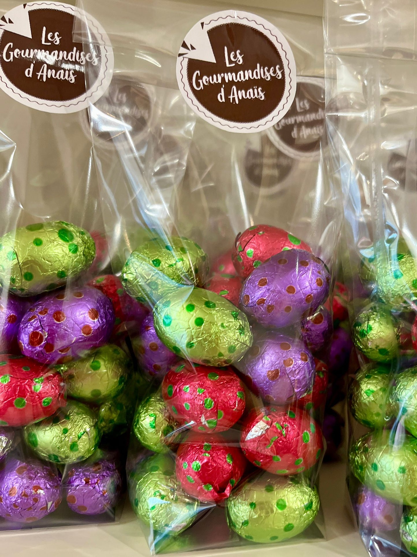 Oeuf chocolat blanc, lait et noir intérieur praliné