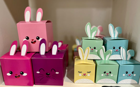 Assortiment d'œufs de pâques, chocolats praliné et sujets meringues